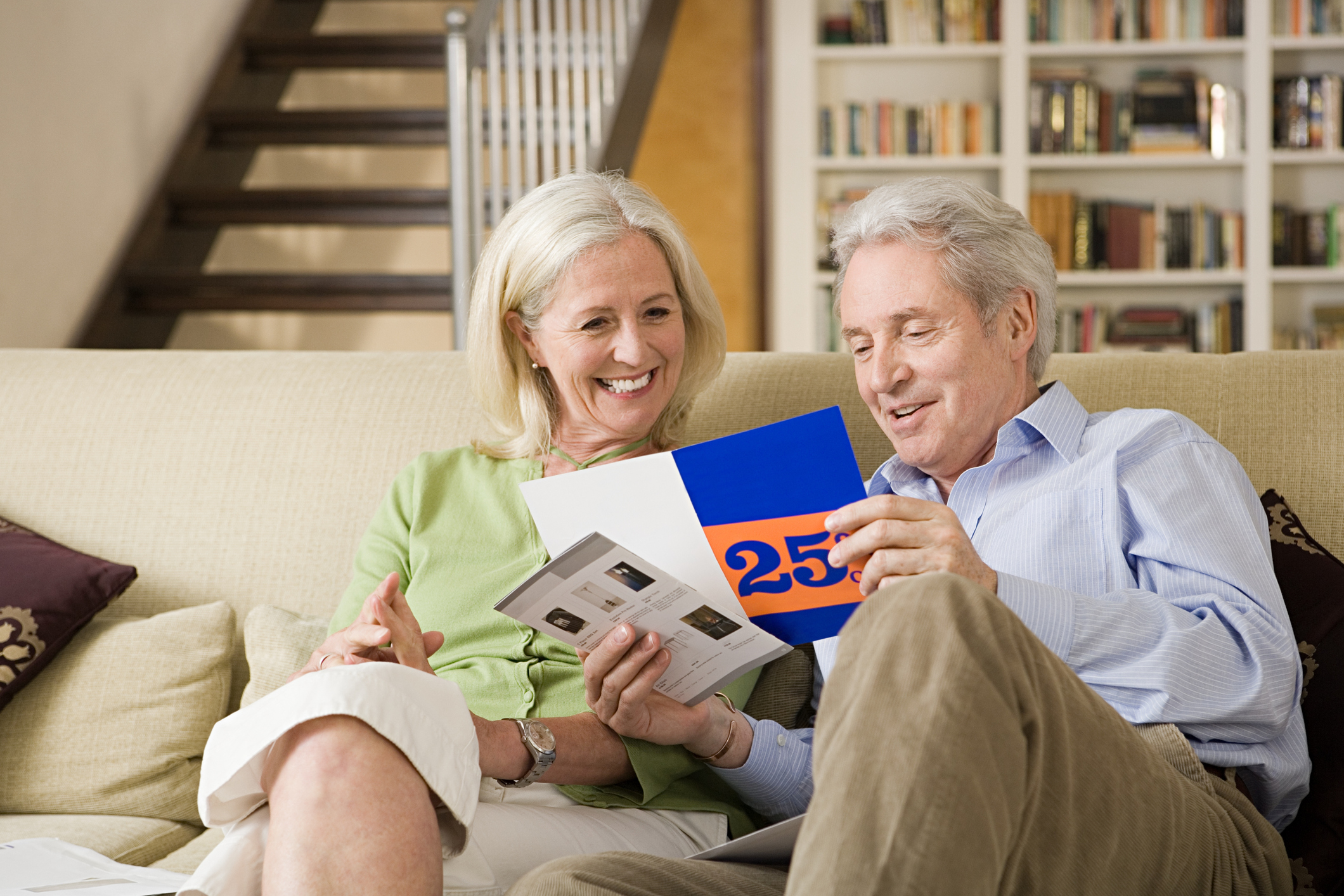 Couple senior qui consulte une brochure