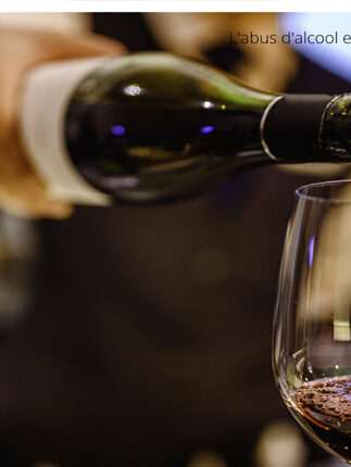 verre de vin servi depuis une bouteille