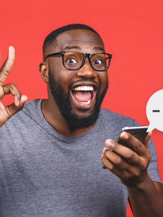 jeune homme tenant son téléphone avec une bulle -30%